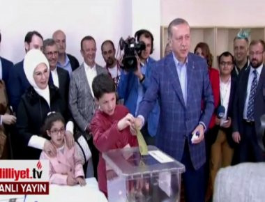 Ψήφισε ο Ρ.Τ.Ερντογάν στην Κωνσταντινούπολη: «Ο τουρκικός λαός θα λάβει τη σωστή απόφαση»